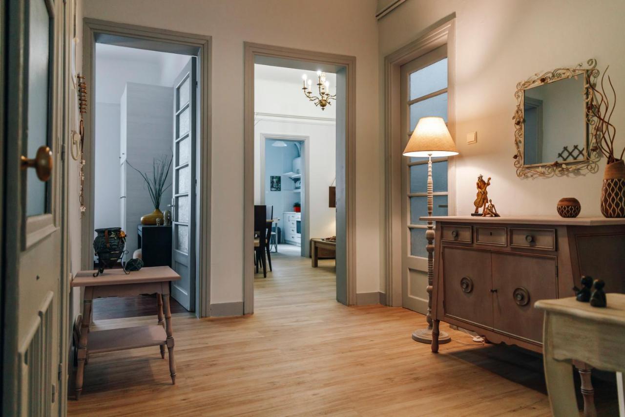 Monastiraki-Psiri, Old Town, 3-Bdr Apt, Sleep 6-10P, Spacious Court Yard Атина Екстериор снимка