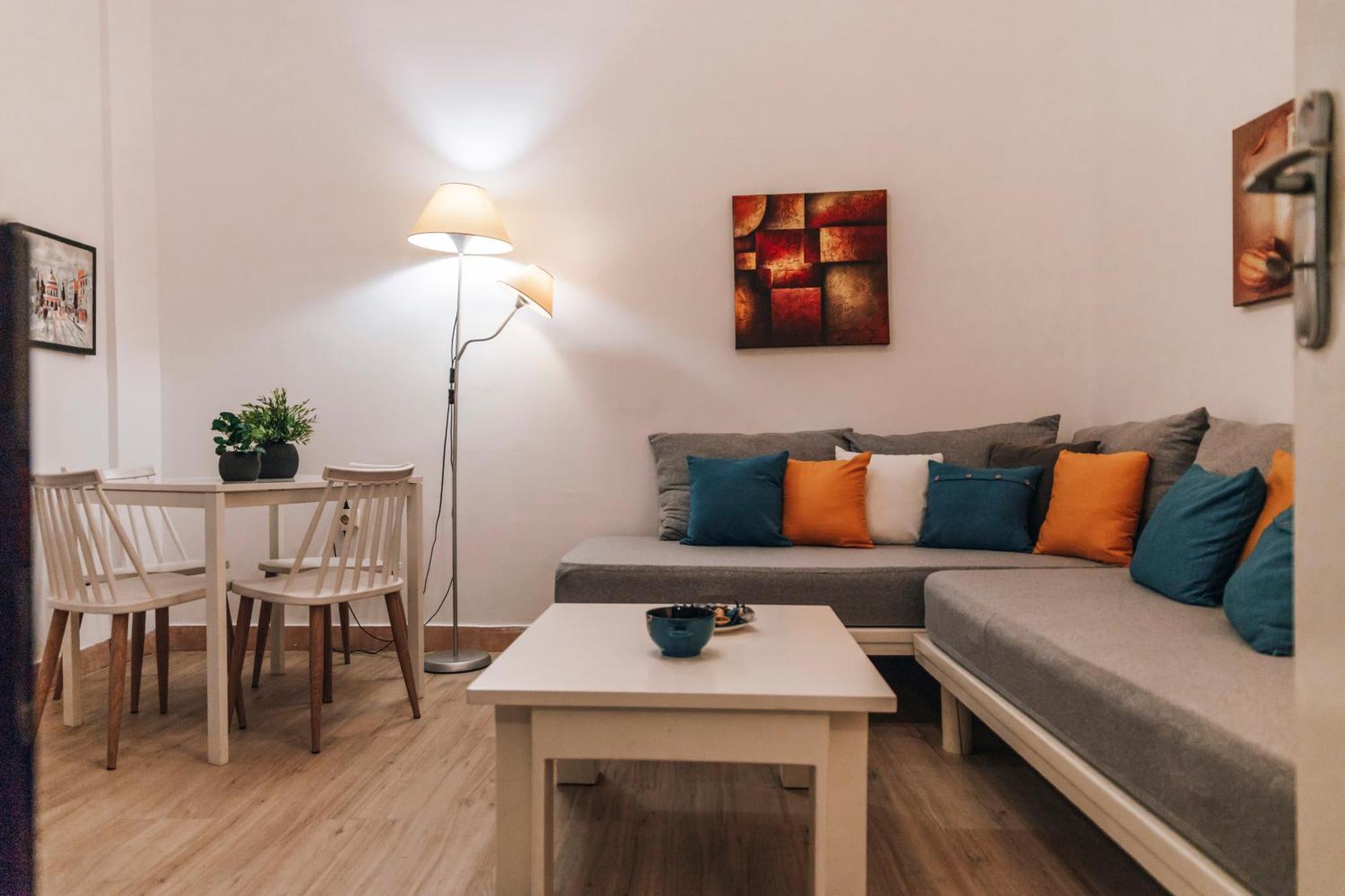 Monastiraki-Psiri, Old Town, 3-Bdr Apt, Sleep 6-10P, Spacious Court Yard Атина Екстериор снимка
