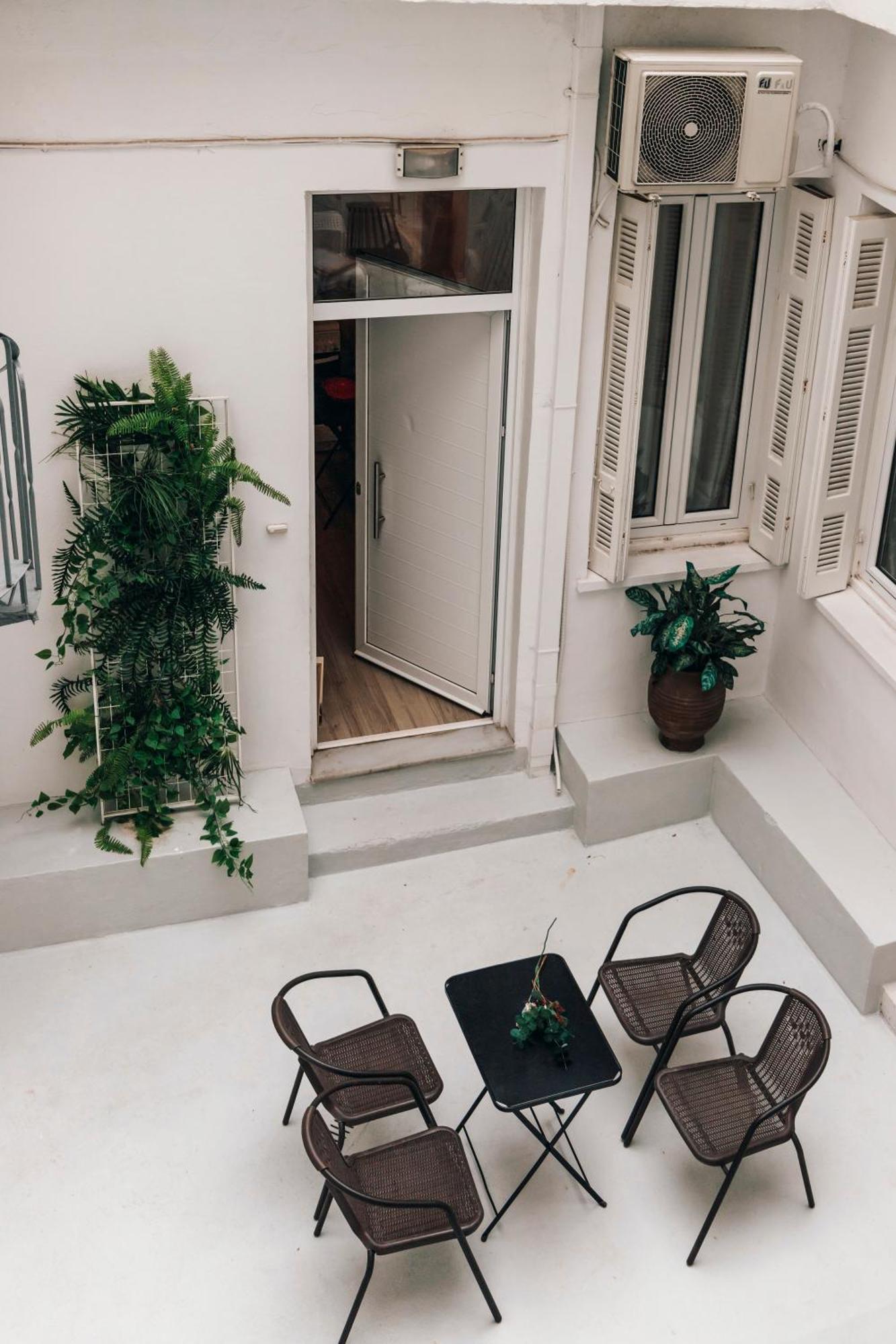 Monastiraki-Psiri, Old Town, 3-Bdr Apt, Sleep 6-10P, Spacious Court Yard Атина Екстериор снимка