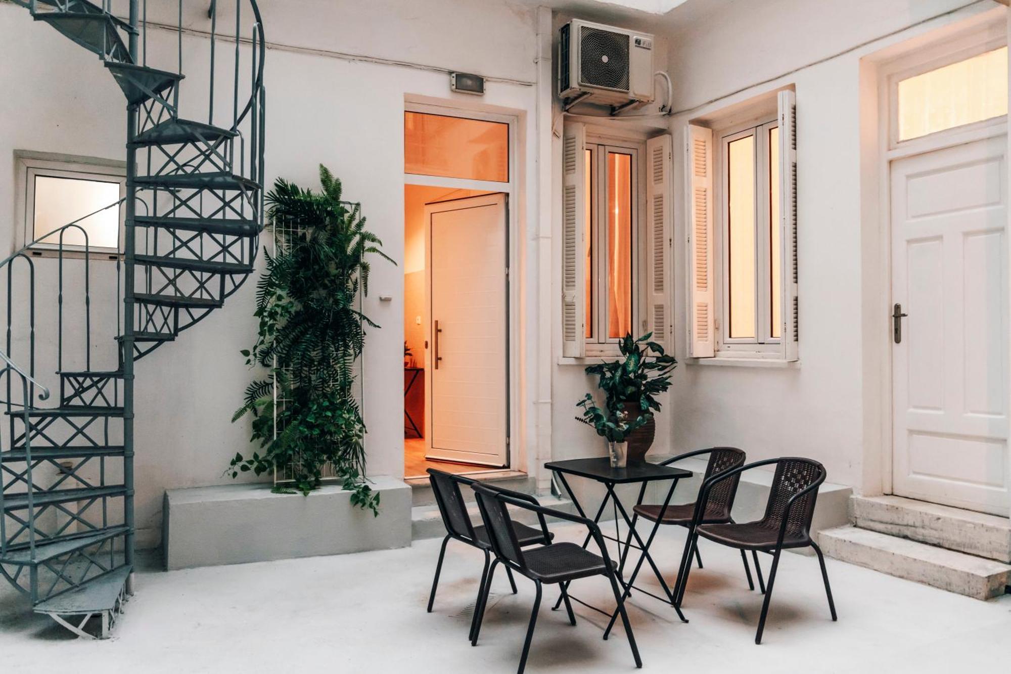 Monastiraki-Psiri, Old Town, 3-Bdr Apt, Sleep 6-10P, Spacious Court Yard Атина Екстериор снимка
