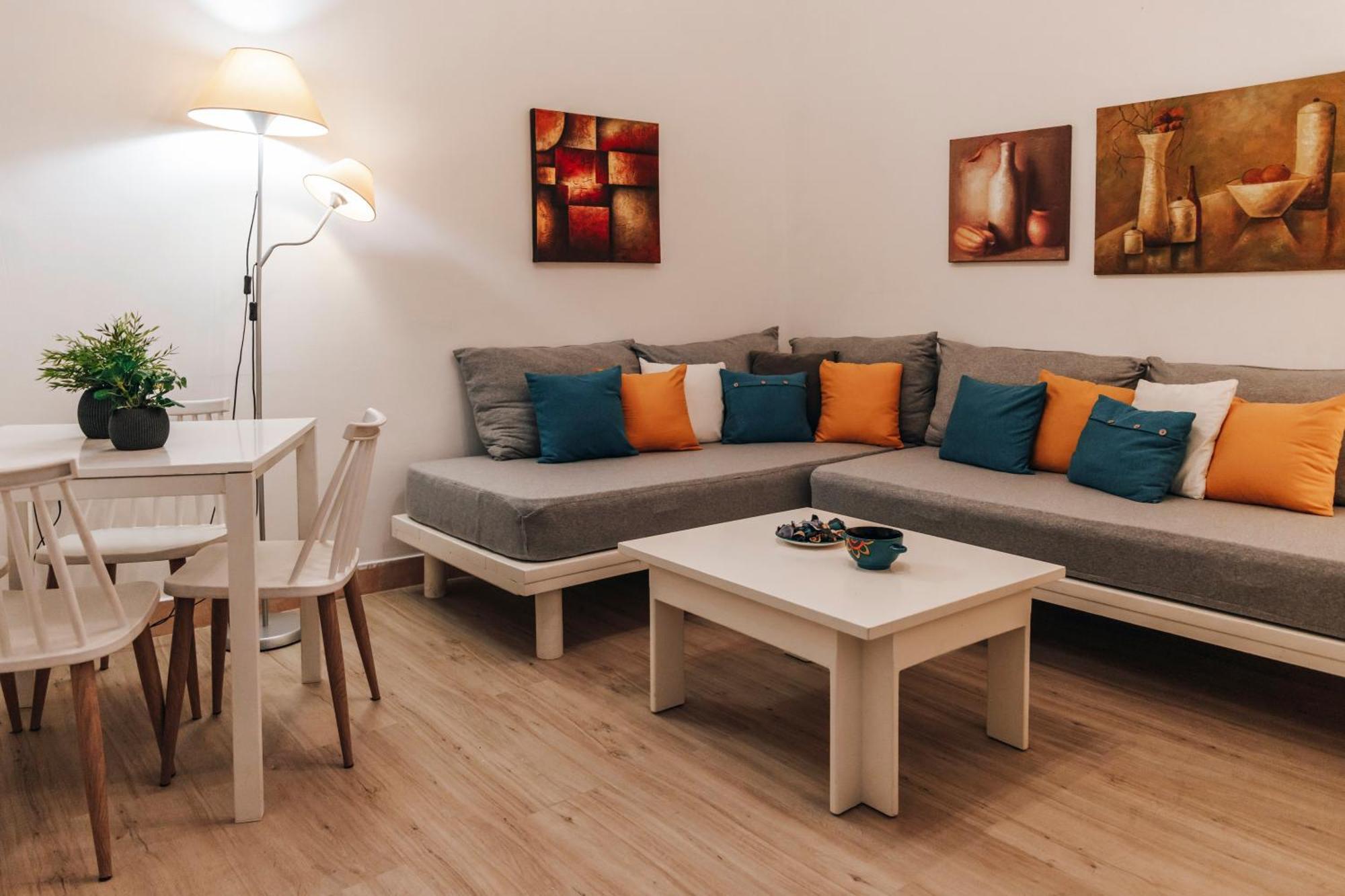 Monastiraki-Psiri, Old Town, 3-Bdr Apt, Sleep 6-10P, Spacious Court Yard Атина Екстериор снимка